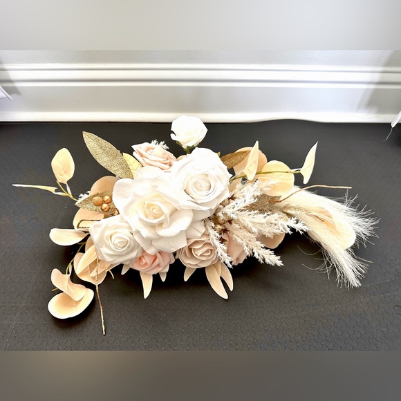 Ling’s Movement Floral arrangement - Picture 2 of 3